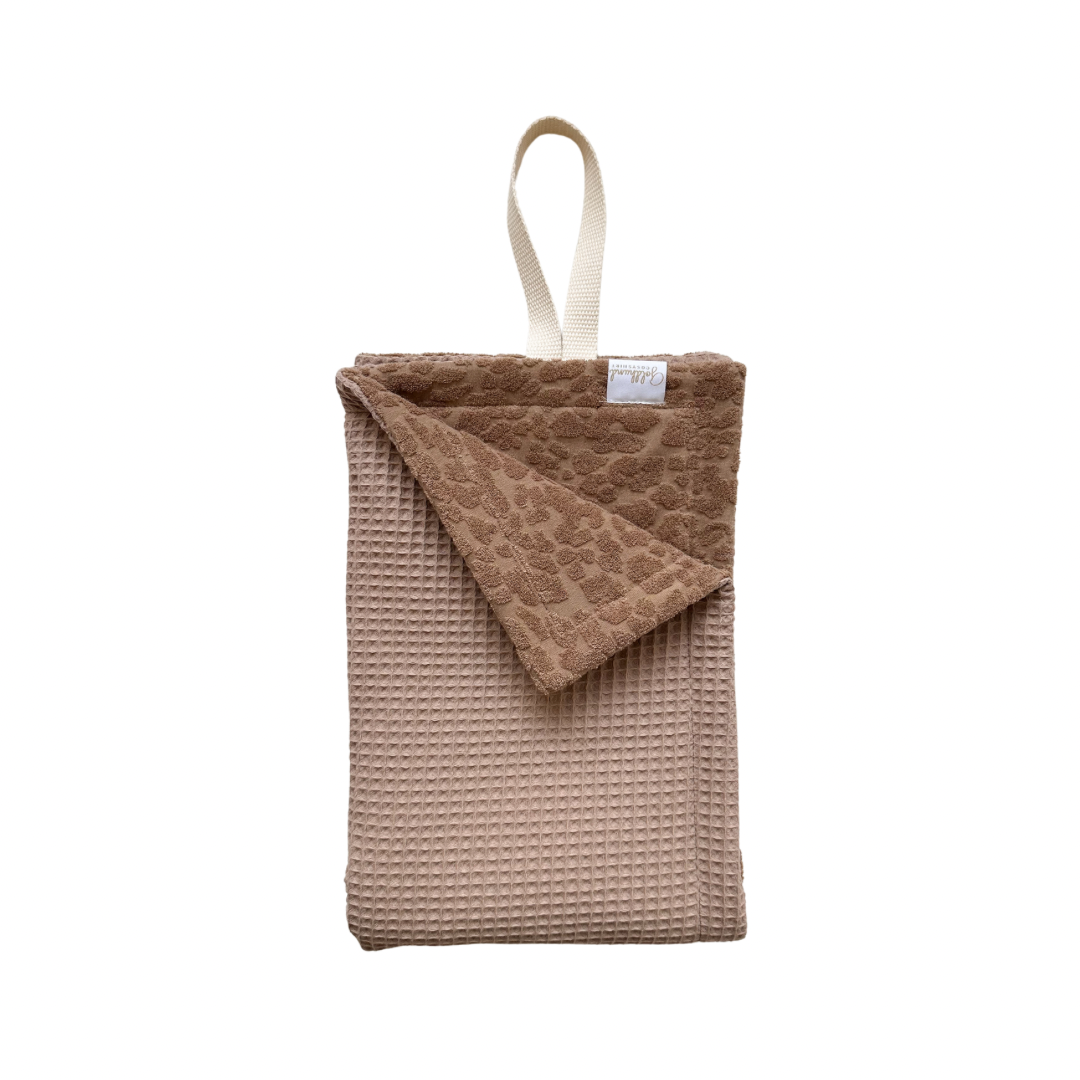 Pfotenhandtuch paw towel mocha mousse leo