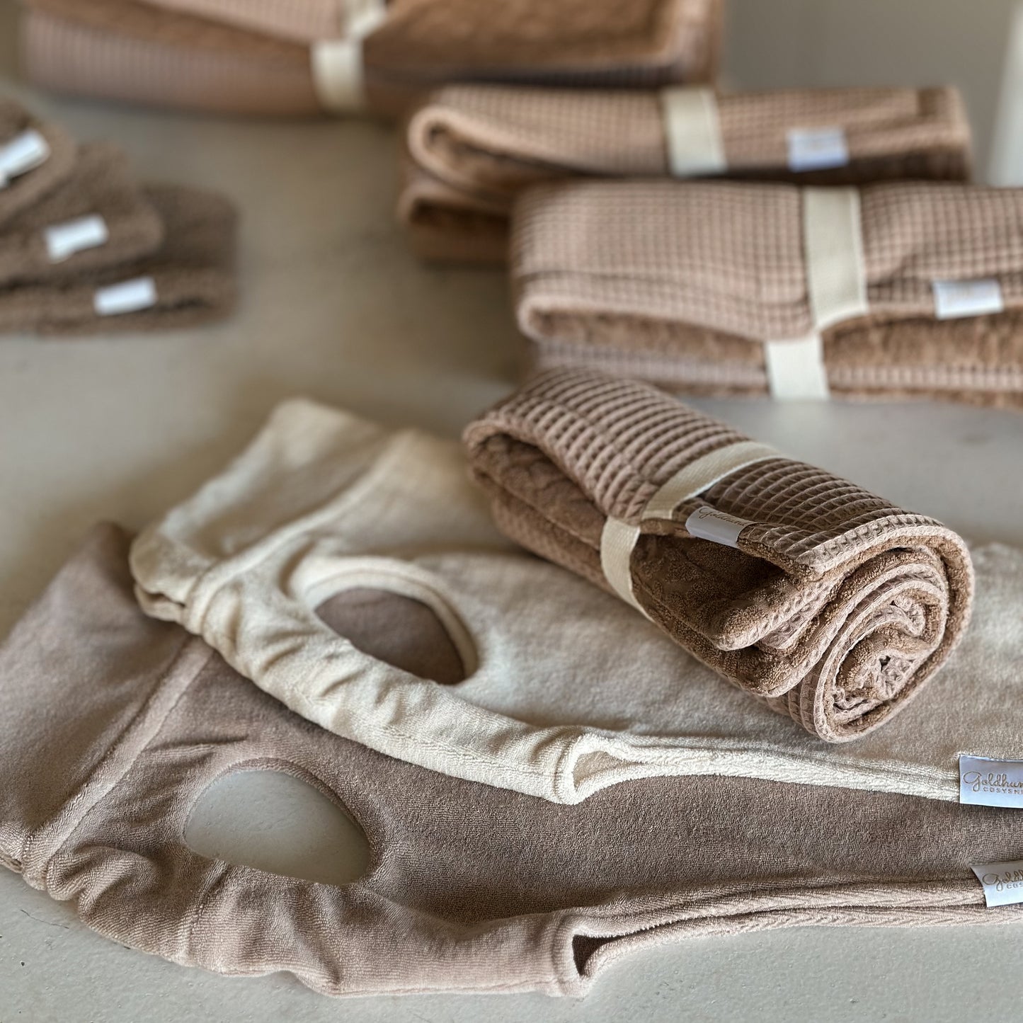 Pfotenhandtuch paw towel mocha mousse leo